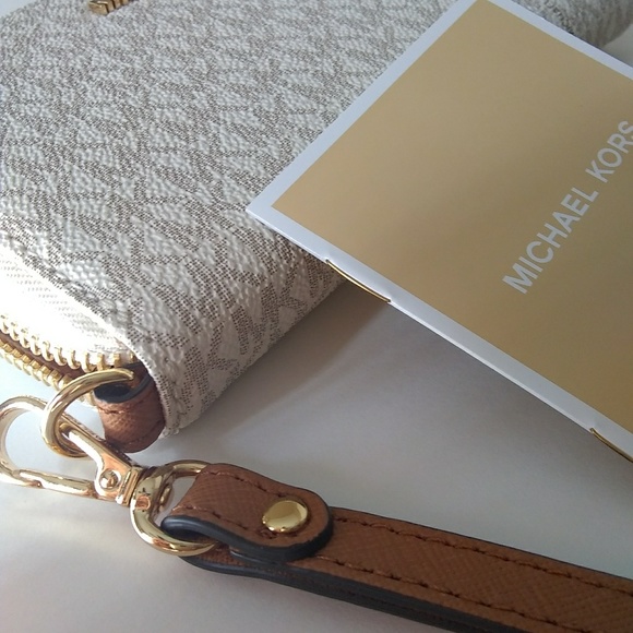 Michael Kors Handbags - New 100% Authentic MICHAEL KORS Wallet